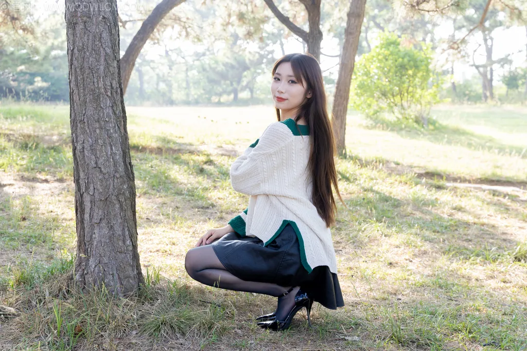 图片[3]-精选勿恋传媒 NO.2509 泡泡-高跟鞋、油亮薄黑丝、户外草地丝袜[180P]-草丛看图