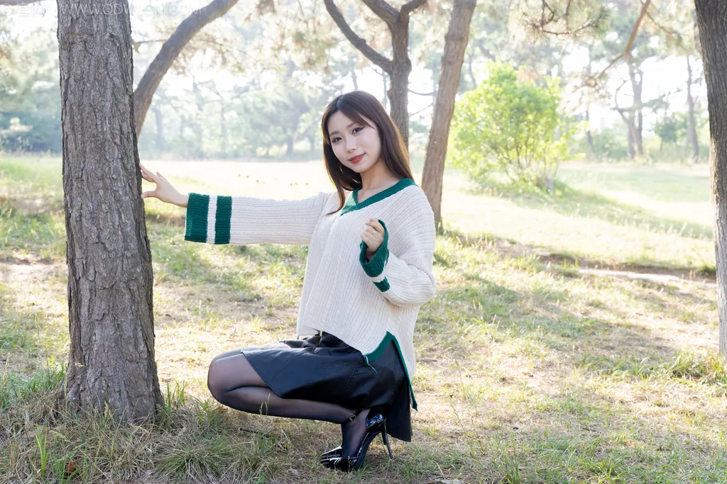 图片[4]-精选勿恋传媒 NO.2509 泡泡-高跟鞋、油亮薄黑丝、户外草地丝袜[180P]-草丛看图