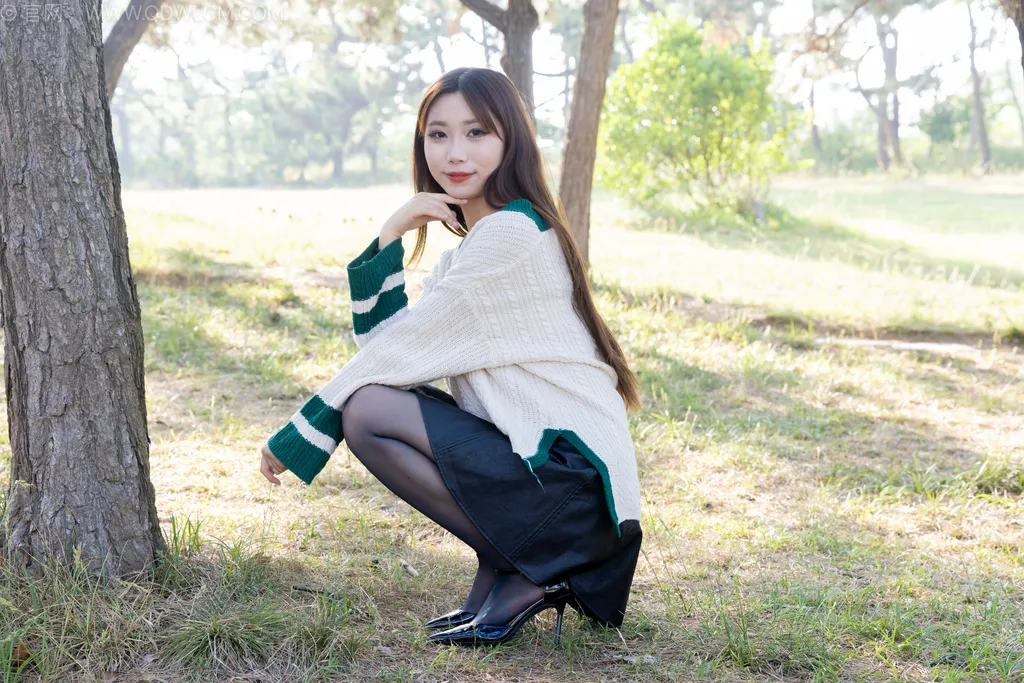 图片[5]-精选勿恋传媒 NO.2509 泡泡-高跟鞋、油亮薄黑丝、户外草地丝袜[180P]-草丛看图