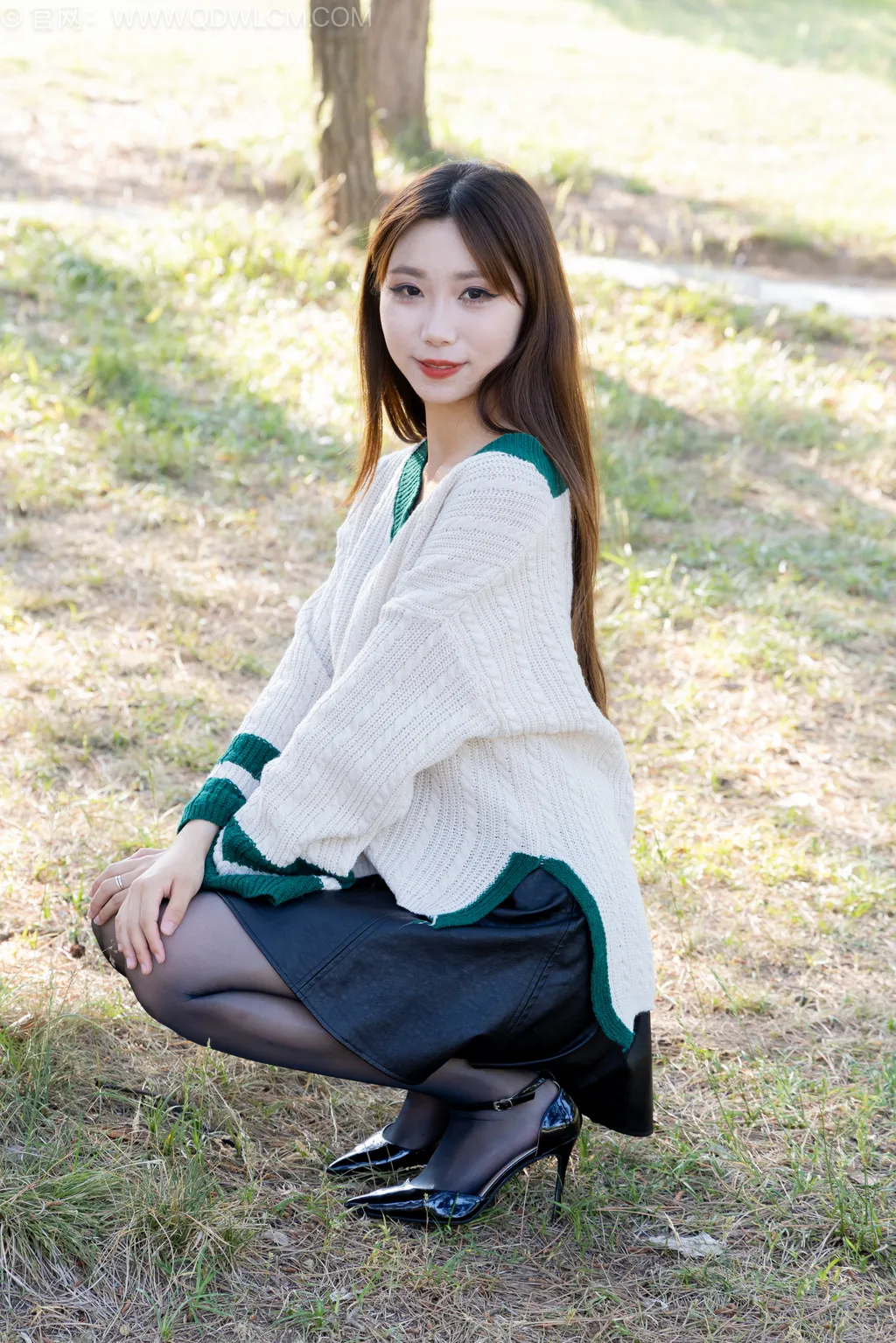 图片[6]-精选勿恋传媒 NO.2509 泡泡-高跟鞋、油亮薄黑丝、户外草地丝袜[180P]-草丛看图