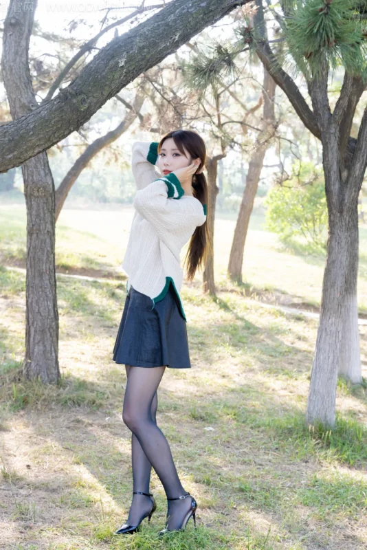 精选勿恋传媒 NO.2509 泡泡-高跟鞋、油亮薄黑丝、户外草地丝袜[180P]-草丛看图