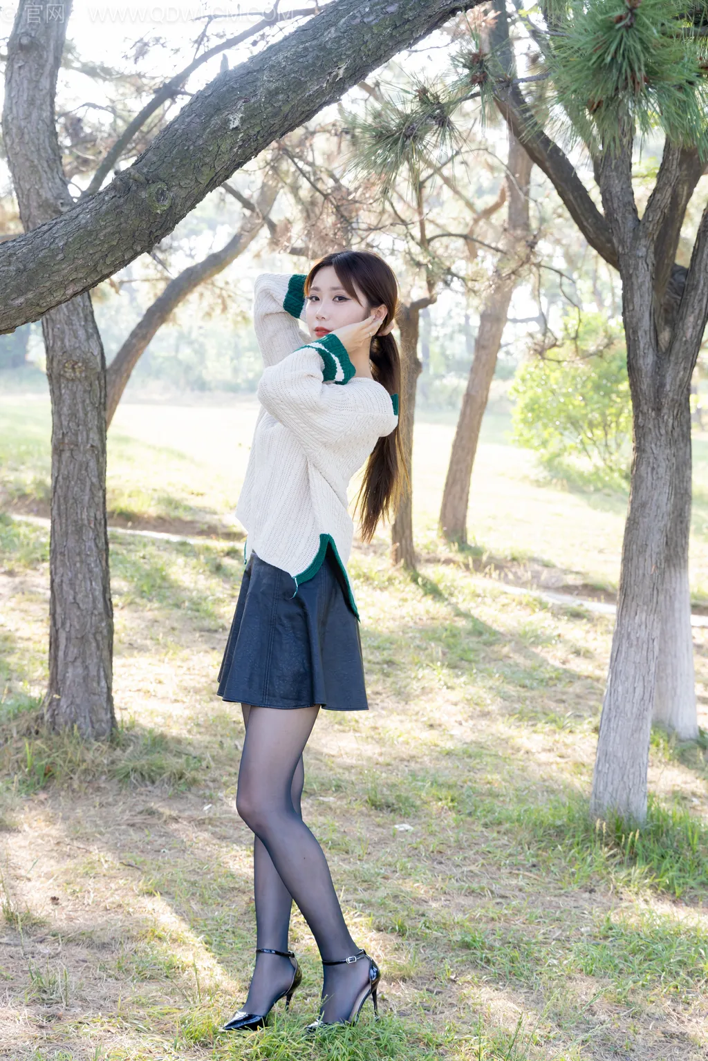 图片[1]-精选勿恋传媒 NO.2509 泡泡-高跟鞋、油亮薄黑丝、户外草地丝袜[180P]-草丛看图