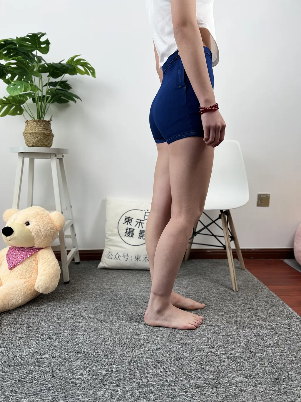 图片[2]-精选三禾摄影 NO.039 牛仔短裤 小白鞋[191P]-草丛看图