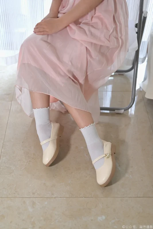 精选凝思摄影 NO.039 铃铃-连衣裙、短白袜、玛丽珍[150P]-草丛看图