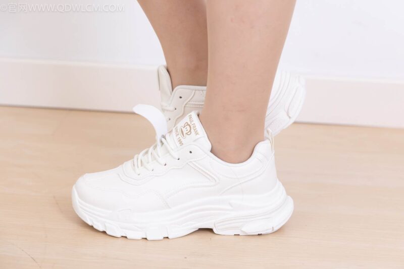 精选勿恋传媒 NO.2496 小紫-体操服、运动鞋、薄肉丝[150P]-草丛看图