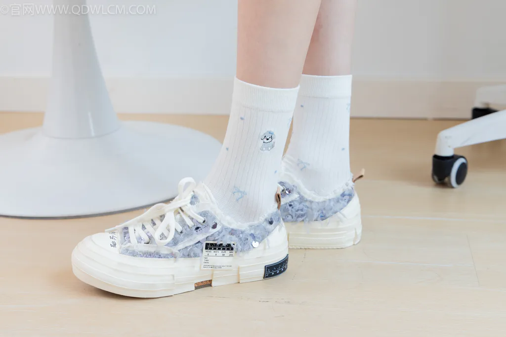 图片[3]-精选勿恋传媒 NO.2619 小熊-帆布鞋、白棉袜、裸足[148P]-草丛看图