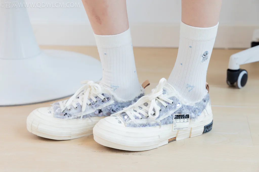 图片[4]-精选勿恋传媒 NO.2619 小熊-帆布鞋、白棉袜、裸足[148P]-草丛看图