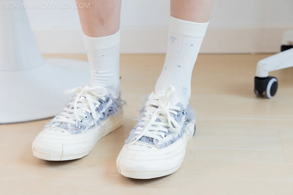 图片[5]-精选勿恋传媒 NO.2619 小熊-帆布鞋、白棉袜、裸足[148P]-草丛看图