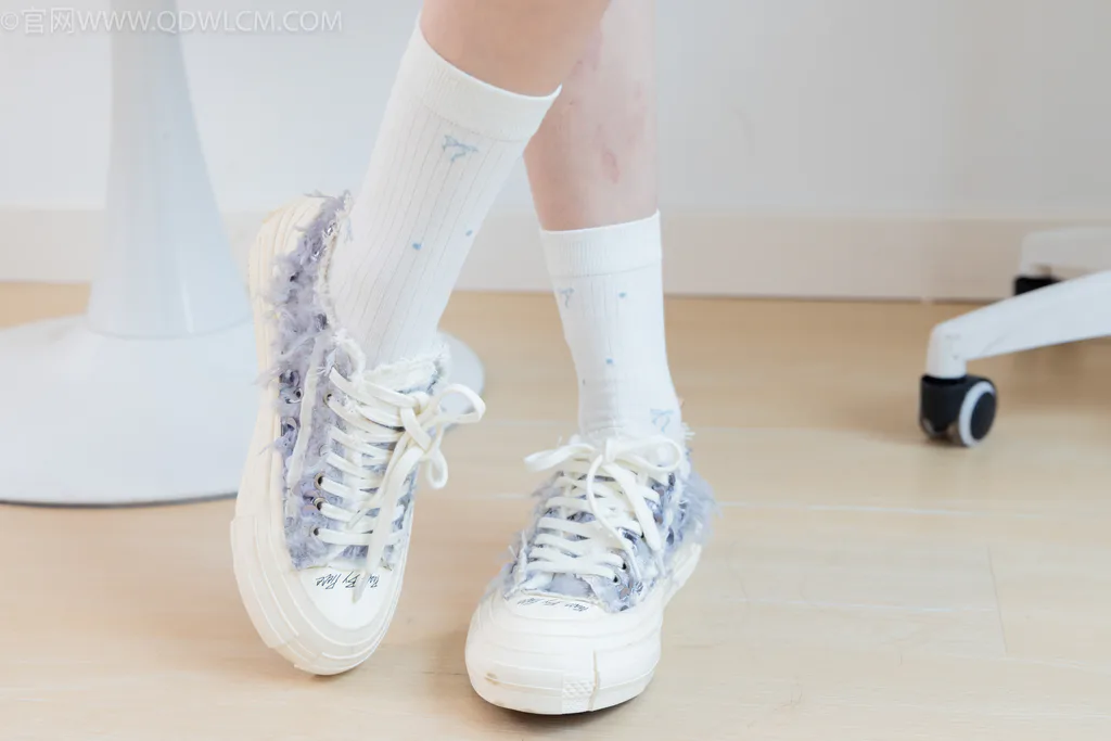 图片[1]-精选勿恋传媒 NO.2619 小熊-帆布鞋、白棉袜、裸足[148P]-草丛看图