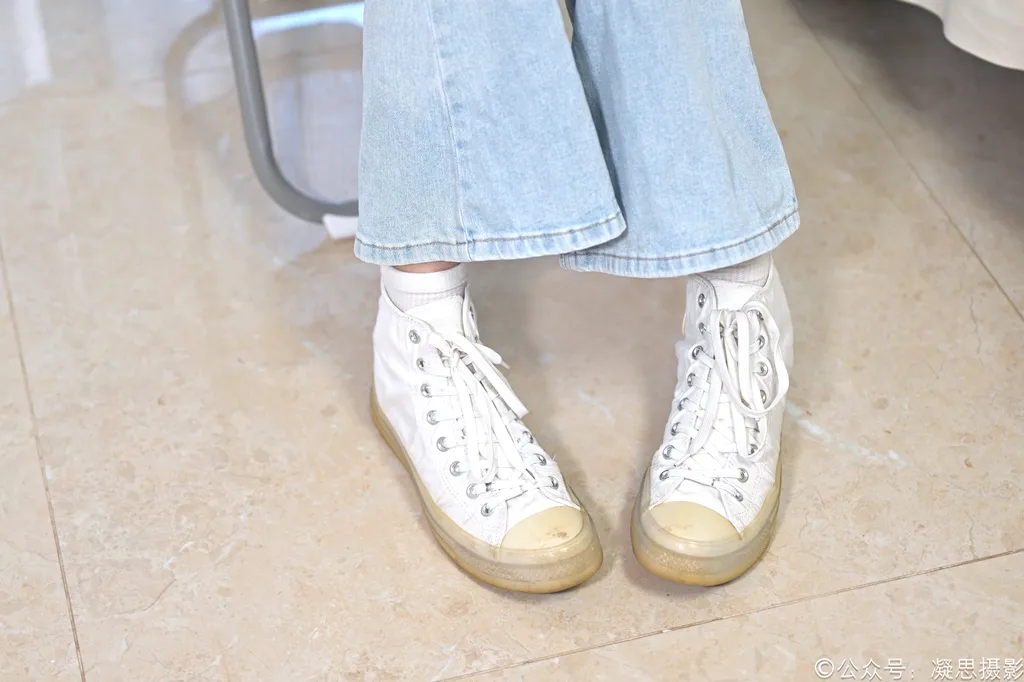 图片[1]-精选凝思摄影 NO.023 小睿-T恤、短白袜、平底鞋[142P]-草丛看图