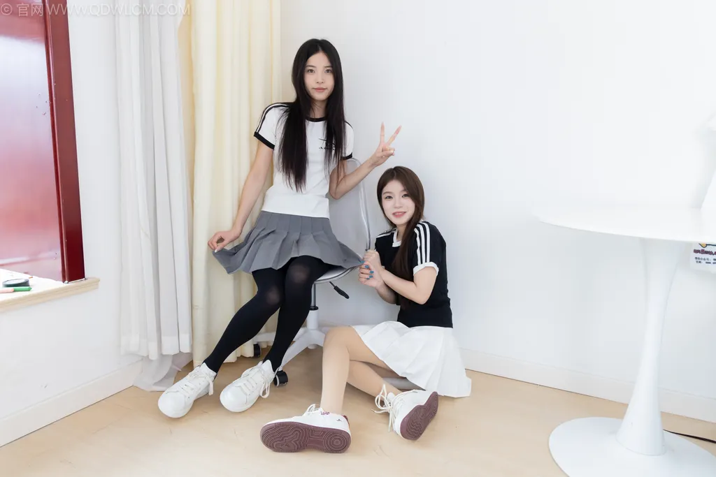 图片[3]-精选勿恋传媒 NO.2498 茯苓&闪闪-两双板鞋、厚黑丝、厚肉丝[160P]-草丛看图