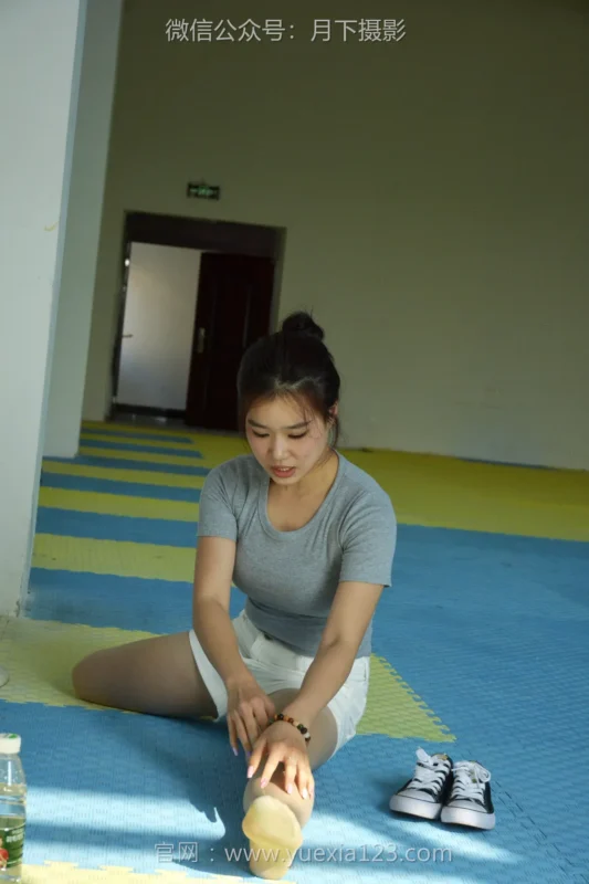 精选爱月下 NO.001 茜茜【舞蹈热身】作为拉拉队长，每天必修课就是加强舞蹈训练！[111P]-草丛看图