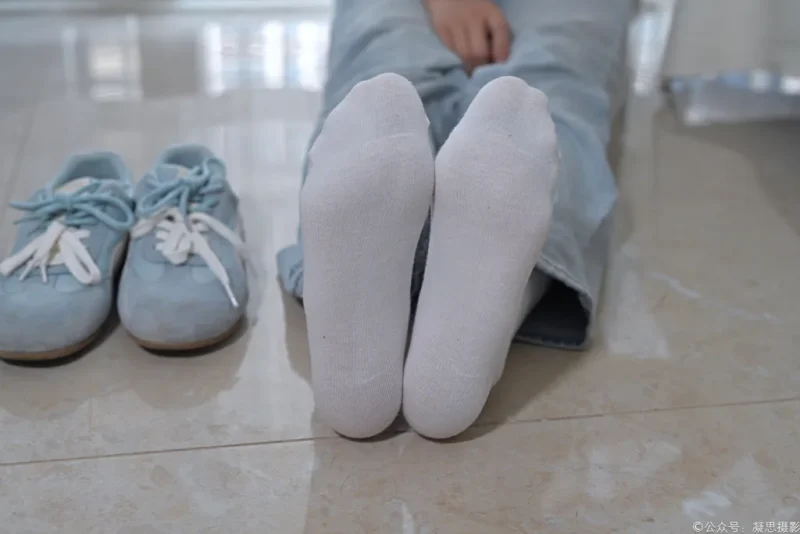 精选凝思摄影 NO.019 德美-T恤、短白袜、平底鞋2[100P]-草丛看图