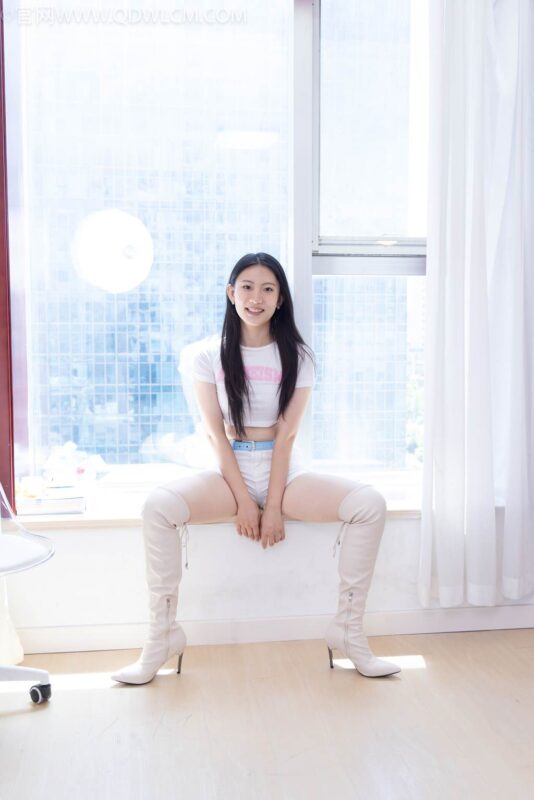 精选勿恋传媒 NO.2488 奶糖-高跟长靴、白棉袜、裸足[160P]-草丛看图