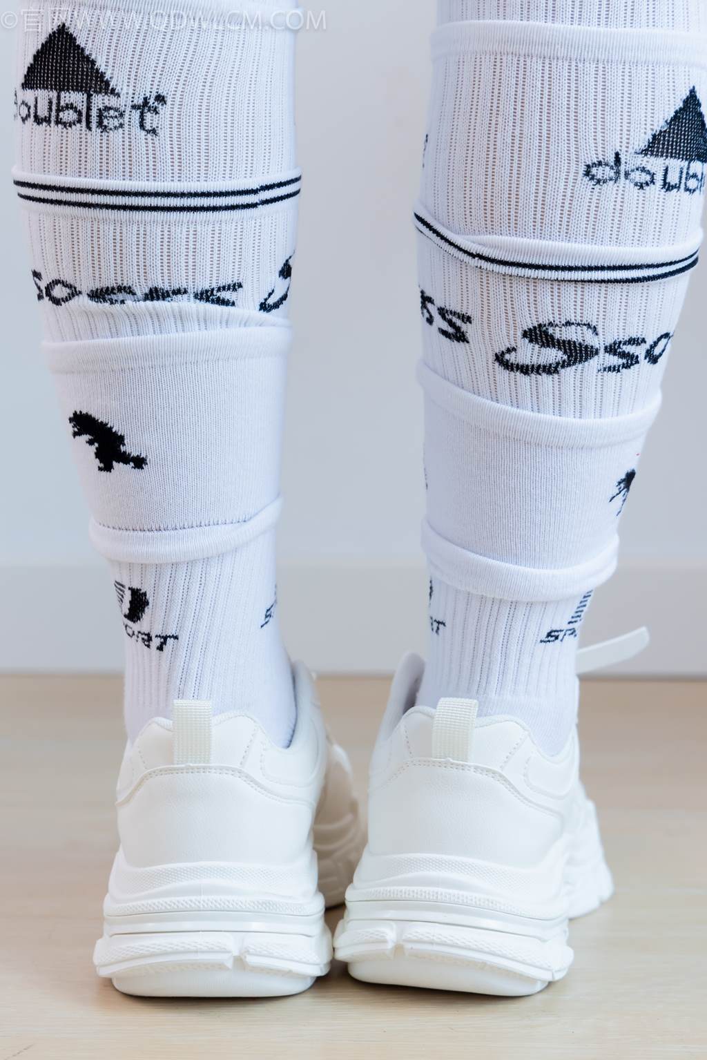 图片[4]-精选勿恋传媒 NO.2482 小可-运动鞋、白棉袜、裸足[165P]-草丛看图