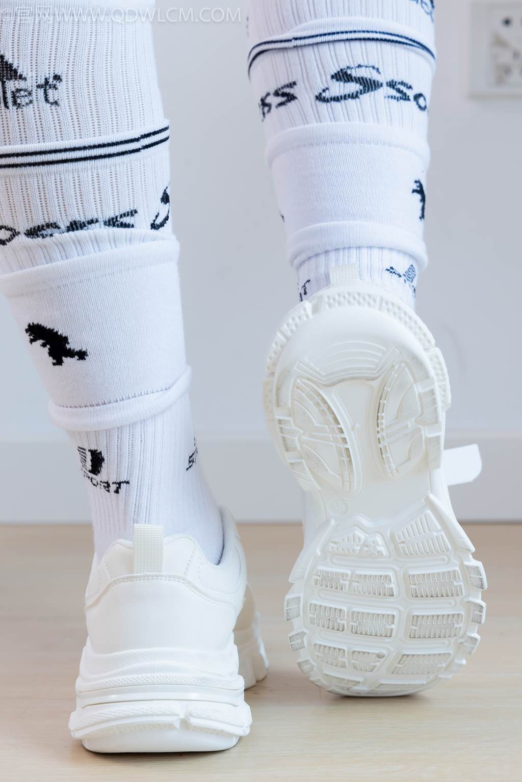 图片[5]-精选勿恋传媒 NO.2482 小可-运动鞋、白棉袜、裸足[165P]-草丛看图