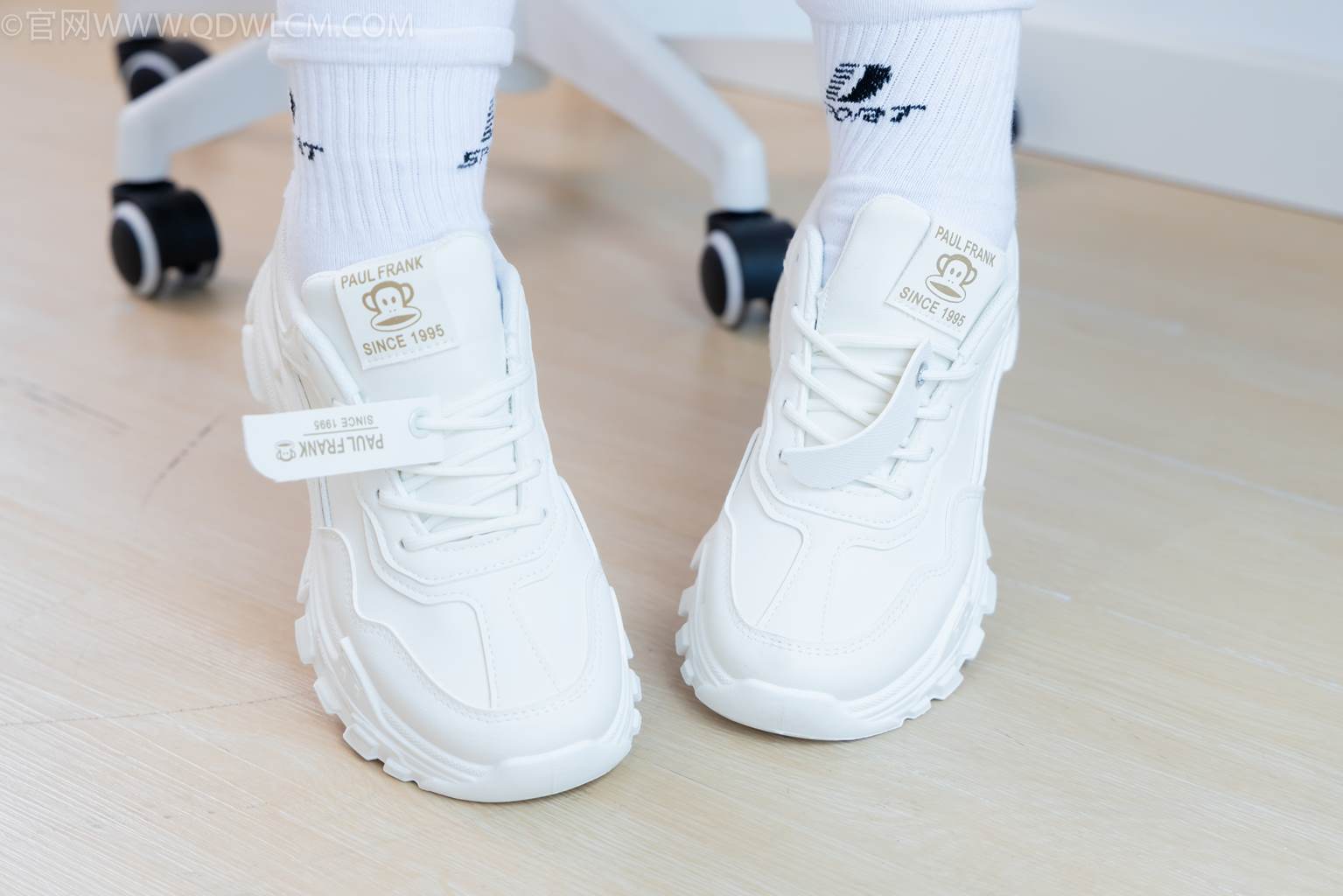 图片[1]-精选勿恋传媒 NO.2482 小可-运动鞋、白棉袜、裸足[165P]-草丛看图