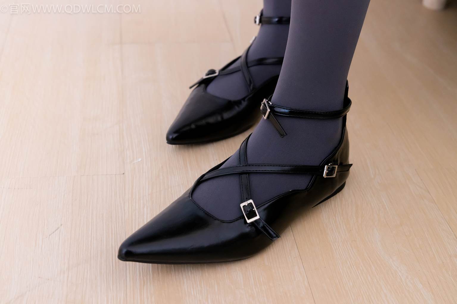 图片[2]-精选勿恋传媒 NO.2487 恬恬-高跟鞋、厚灰丝、老头乐挠脚剧情(1)[65P]-草丛看图