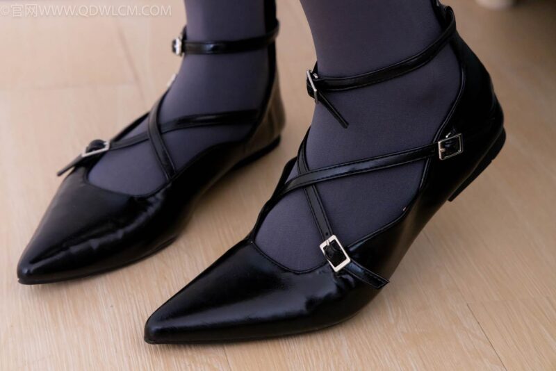 精选勿恋传媒 NO.2487 恬恬-高跟鞋、厚灰丝、老头乐挠脚剧情(1)[65P]-草丛看图