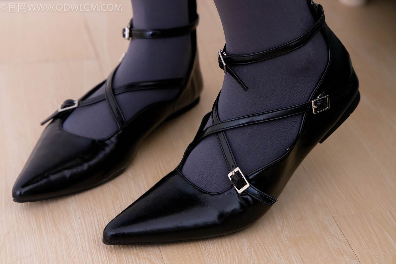 图片[1]-精选勿恋传媒 NO.2487 恬恬-高跟鞋、厚灰丝、老头乐挠脚剧情(1)[65P]-草丛看图