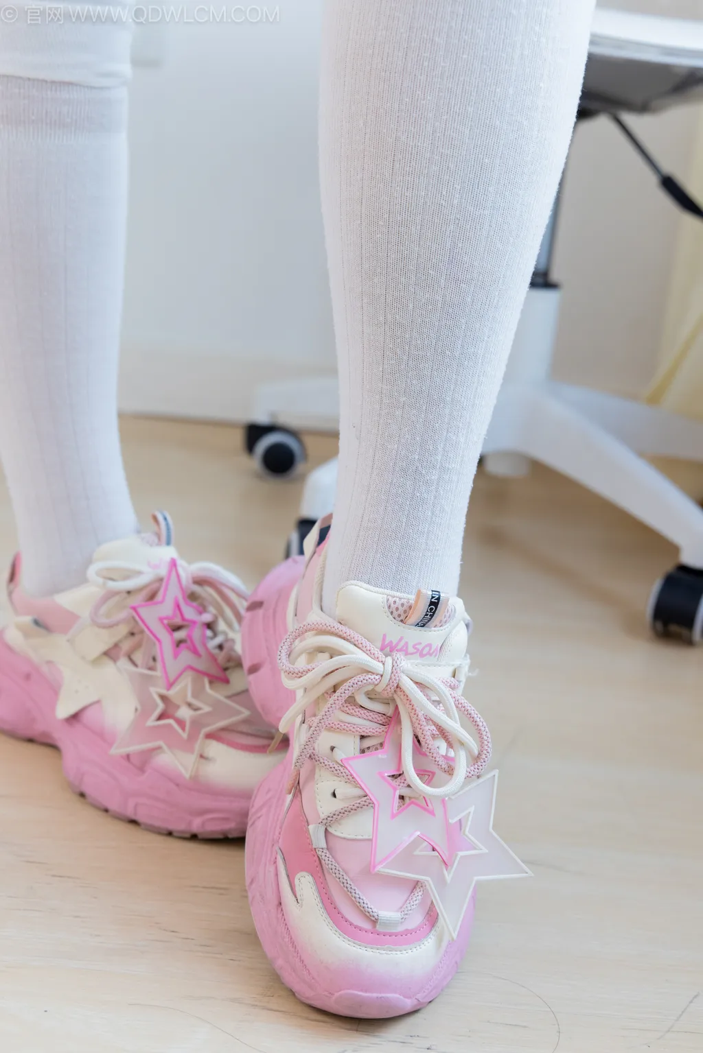 图片[2]-精选勿恋传媒 NO.2499 小野-运动鞋、自然穿脏及膝白棉袜[150P]-草丛看图