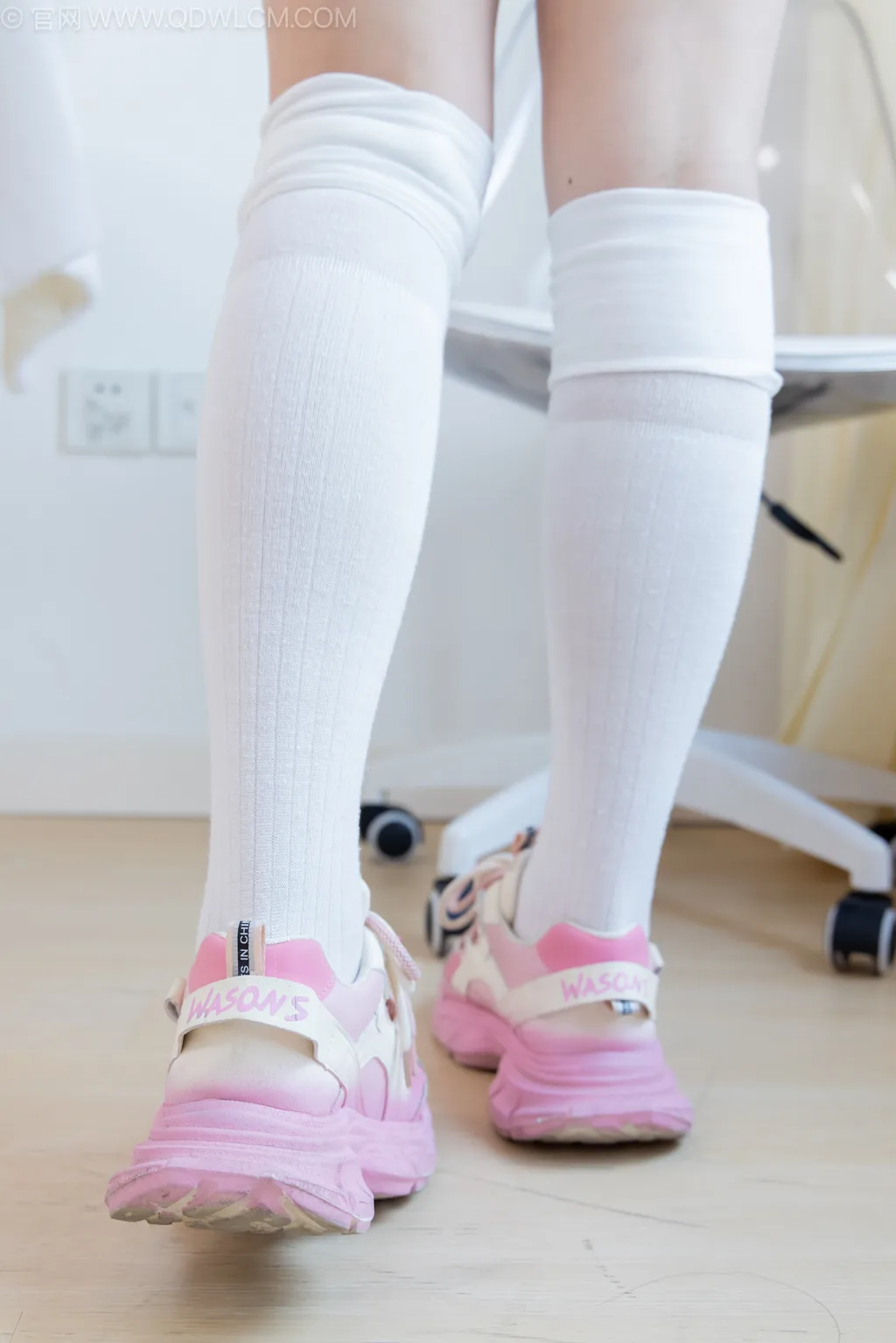 图片[4]-精选勿恋传媒 NO.2499 小野-运动鞋、自然穿脏及膝白棉袜[150P]-草丛看图