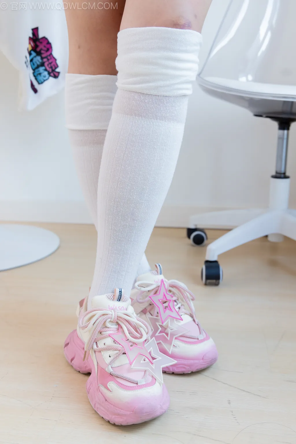 图片[1]-精选勿恋传媒 NO.2499 小野-运动鞋、自然穿脏及膝白棉袜[150P]-草丛看图