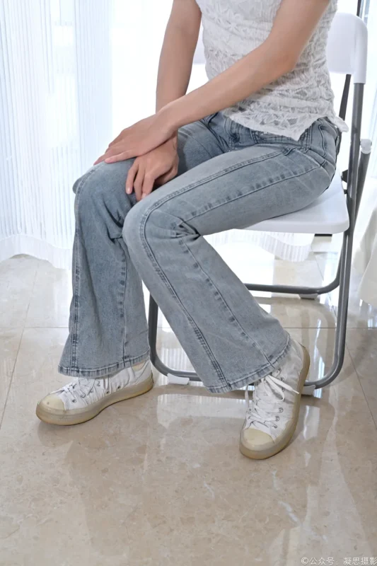 精选凝思摄影 NO.018 小睿-T恤、短白袜、平底鞋[142P]-草丛看图