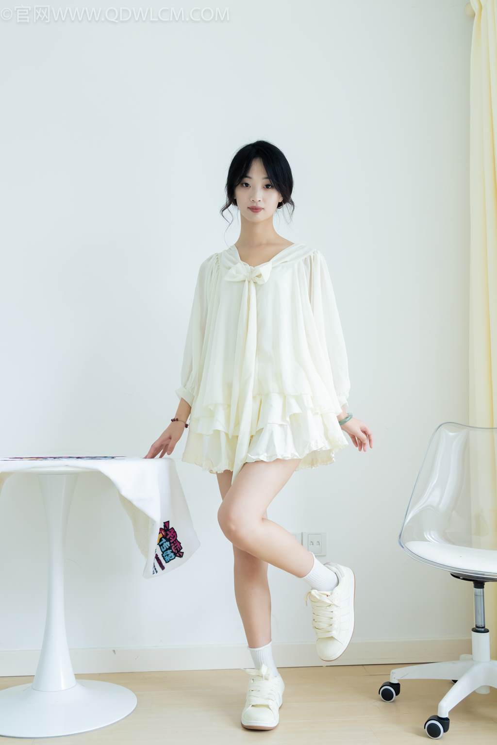 图片[2]-精选勿恋传媒 NO.2489 南南-板鞋、白棉袜、裸足[150P]-草丛看图