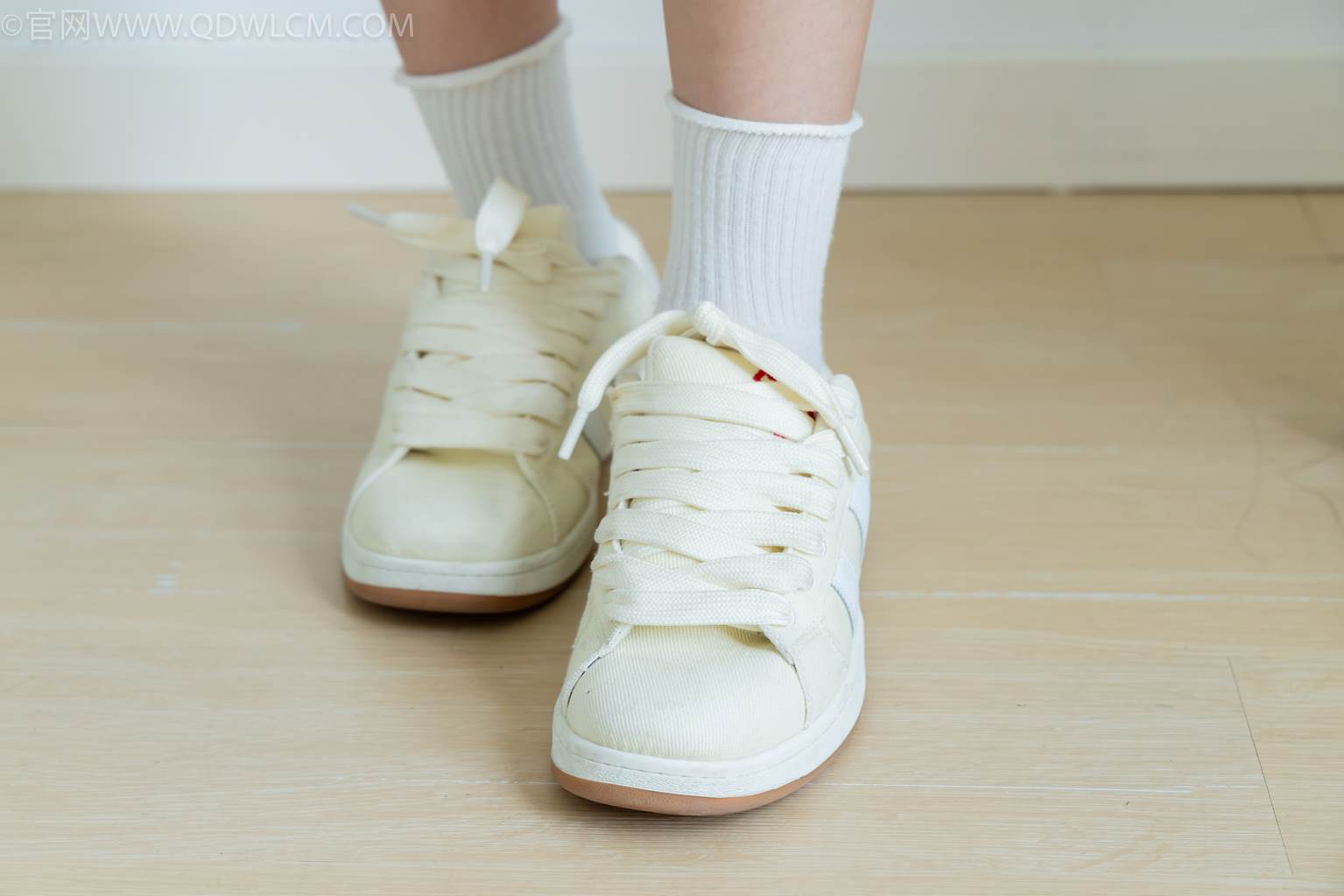 图片[5]-精选勿恋传媒 NO.2489 南南-板鞋、白棉袜、裸足[150P]-草丛看图