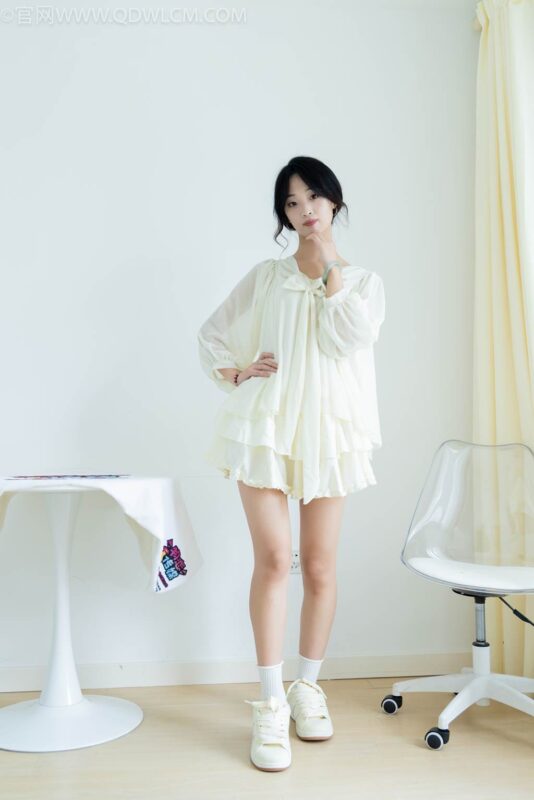 精选勿恋传媒 NO.2489 南南-板鞋、白棉袜、裸足[150P]-草丛看图