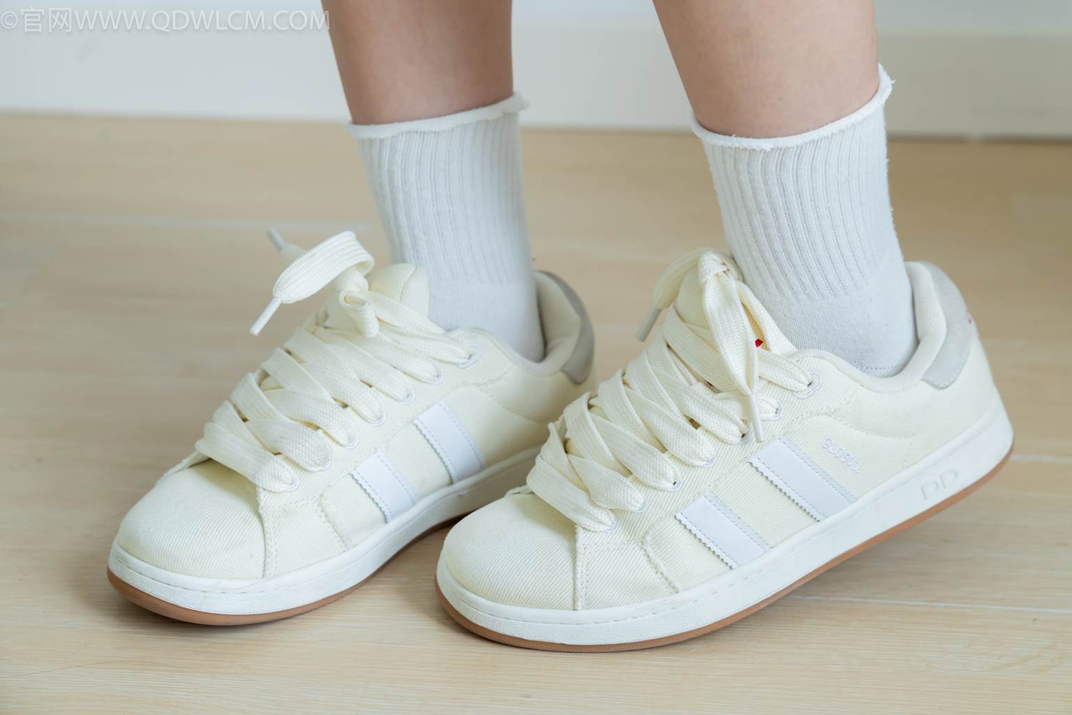 图片[7]-精选勿恋传媒 NO.2489 南南-板鞋、白棉袜、裸足[150P]-草丛看图