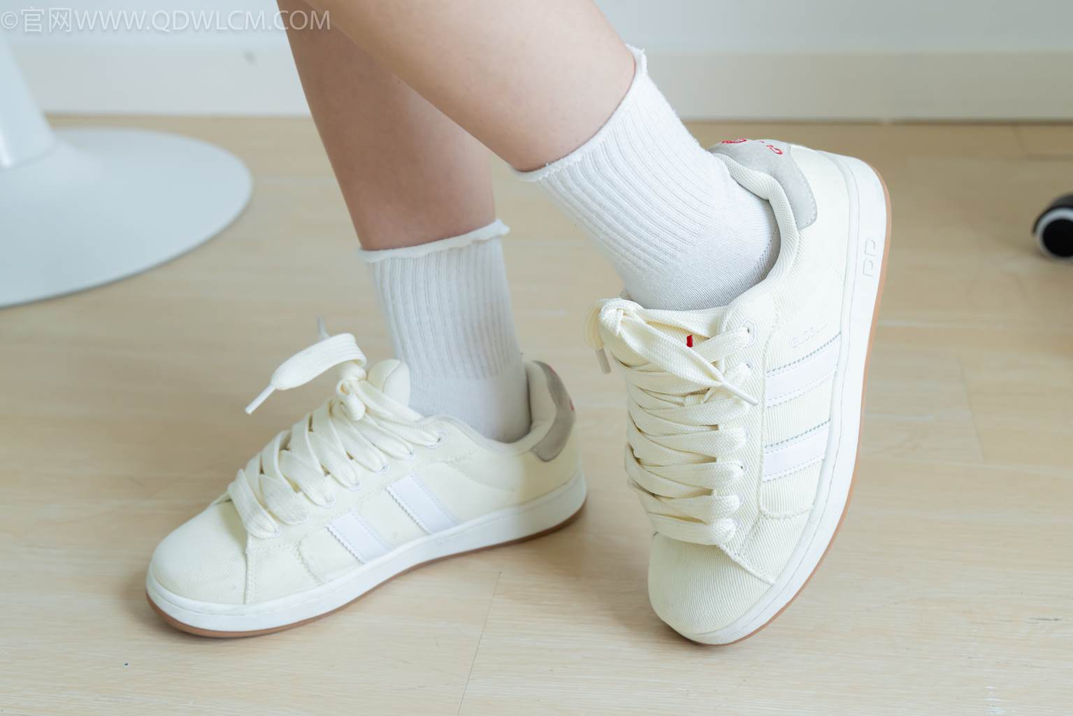 图片[8]-精选勿恋传媒 NO.2489 南南-板鞋、白棉袜、裸足[150P]-草丛看图