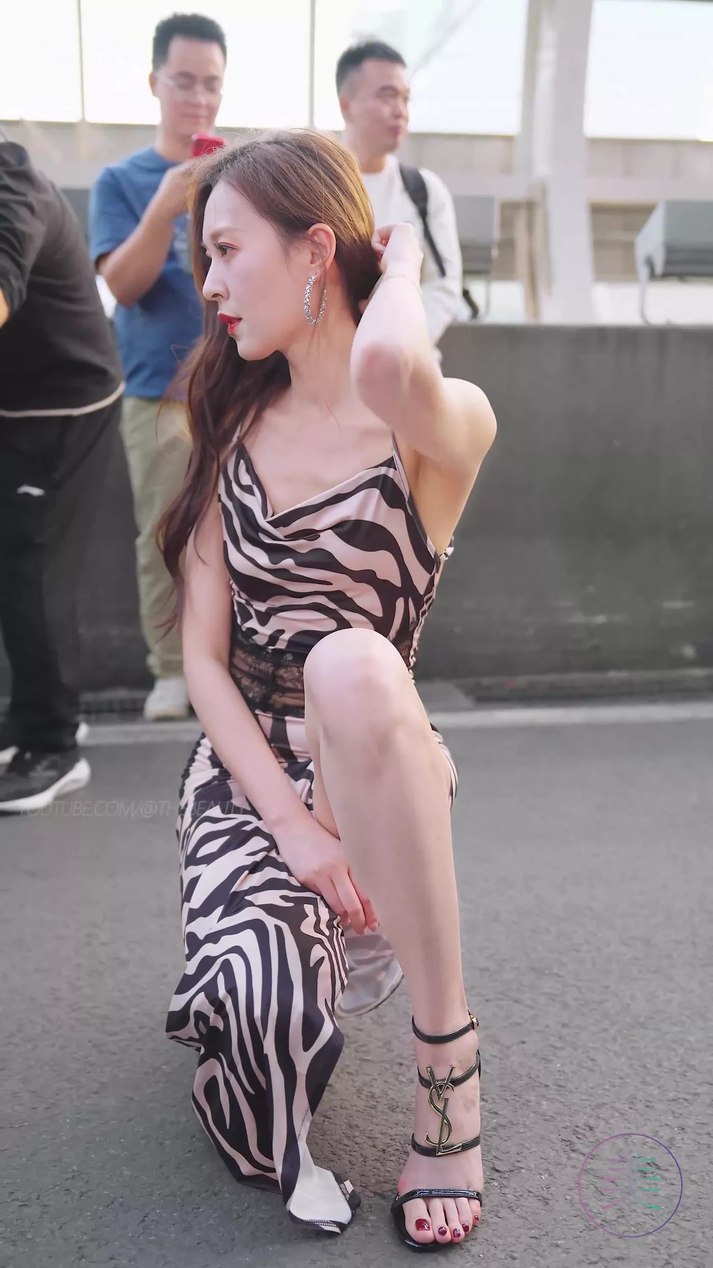 图片[1]-精选NO.0465 2023 广州车展 Racing Model 车模抖音网荭随拍13[20P]-草丛看图