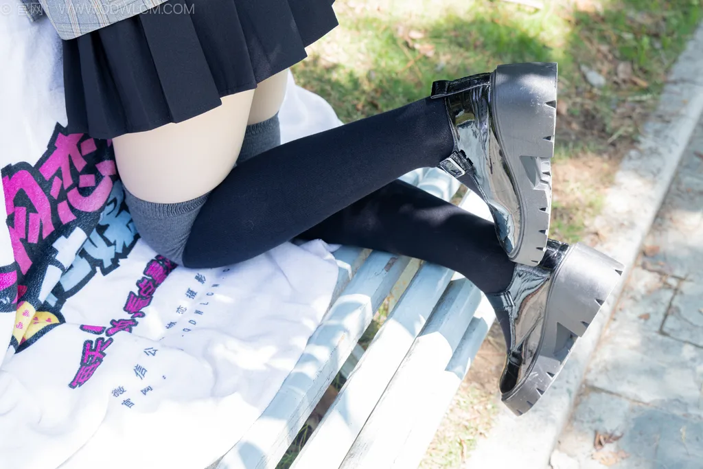 图片[2]-精选勿恋传媒 NO.2511 岚岚-至服、皮鞋、黑灰拼接过膝袜、厚肉丝[130P]-草丛看图