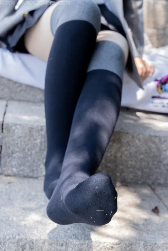 精选勿恋传媒 NO.2511 岚岚-至服、皮鞋、黑灰拼接过膝袜、厚肉丝[130P]-草丛看图