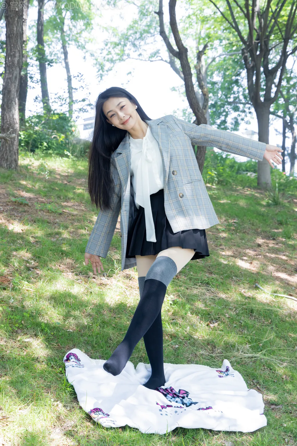 图片[7]-精选勿恋传媒 NO.2511 岚岚-至服、皮鞋、黑灰拼接过膝袜、厚肉丝[130P]-草丛看图