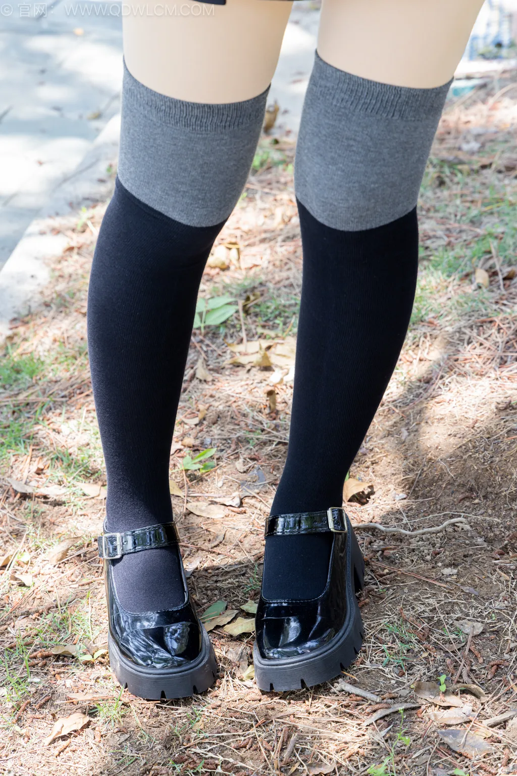 图片[8]-精选勿恋传媒 NO.2511 岚岚-至服、皮鞋、黑灰拼接过膝袜、厚肉丝[130P]-草丛看图