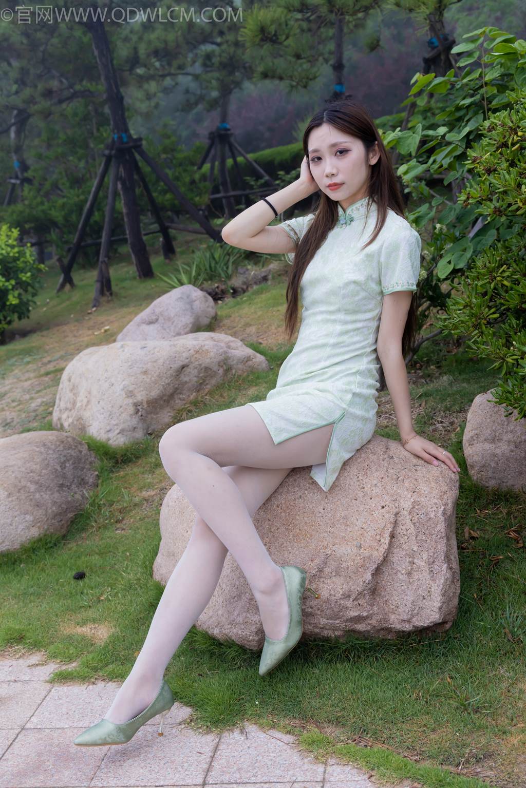 图片[2]-精选勿恋传媒 NO.2477 泡泡-旗袍、高跟鞋、薄白丝[150P]-草丛看图