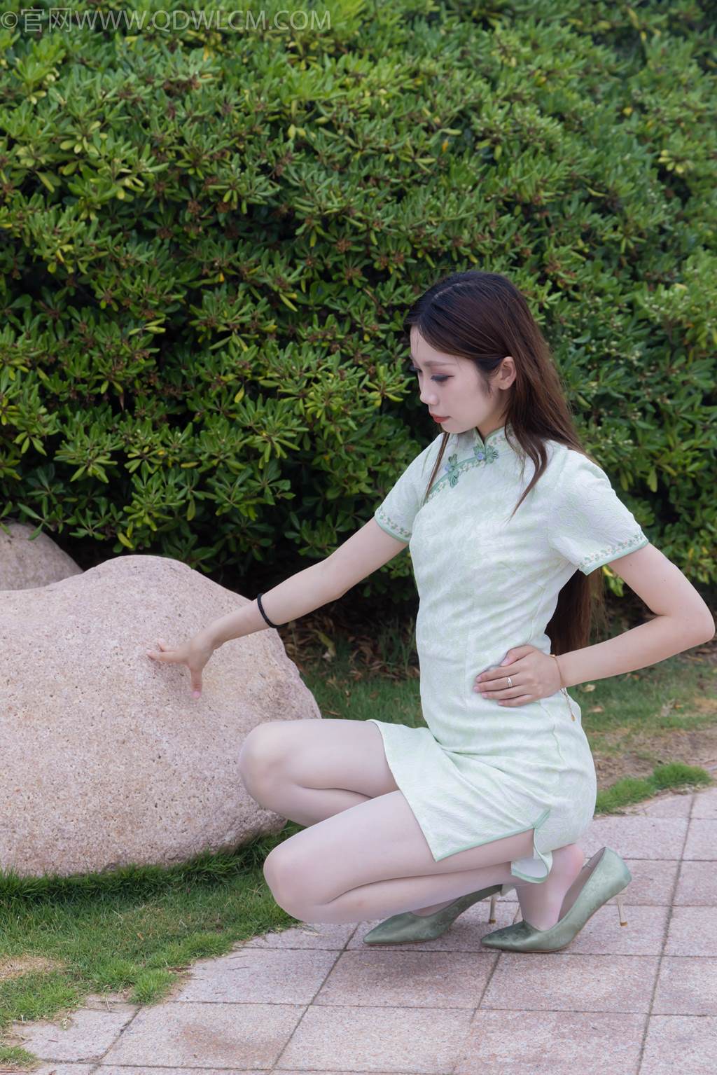 图片[4]-精选勿恋传媒 NO.2477 泡泡-旗袍、高跟鞋、薄白丝[150P]-草丛看图