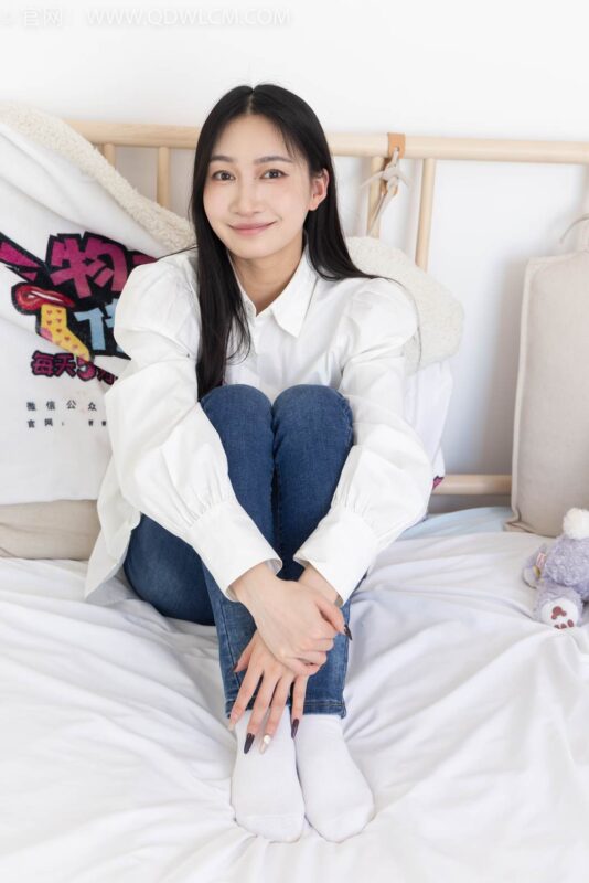 精选勿恋传媒 NO.2418 小影-帆布鞋、白棉袜、短白丝、裸足[118P]-草丛看图