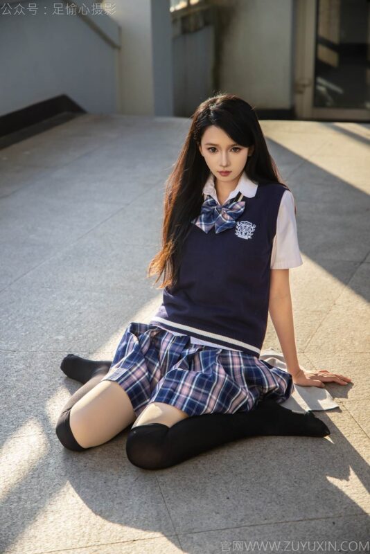 精选足愉心 NO.019 果酱（搭配：JK至服、小皮鞋、黑色丝袜、肉色打底裤）[73P]-草丛看图