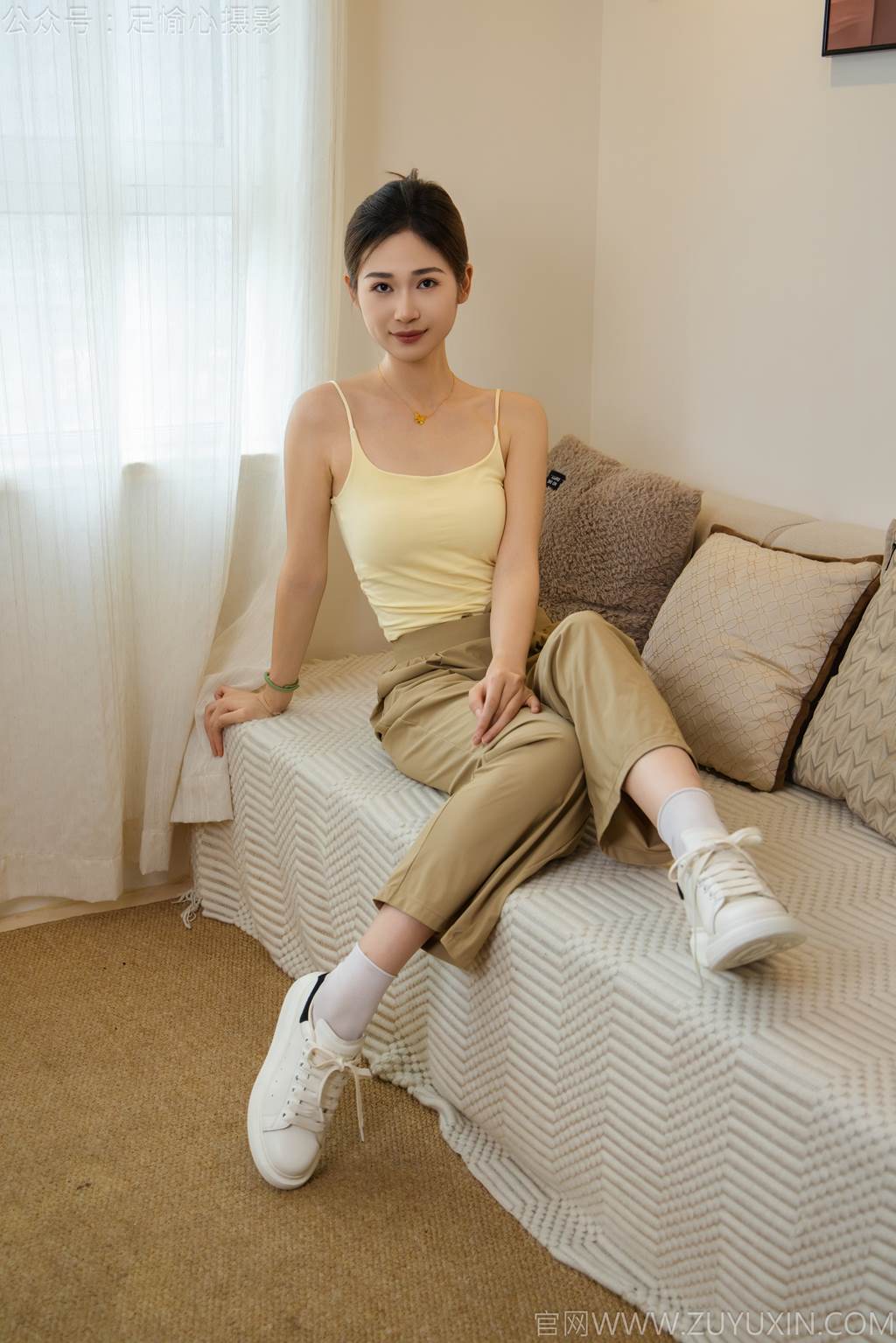 图片[2]-精选足愉心 NO.052 沐晴（搭配：白色吊带、棕色长裤、白色丝袜、运动鞋、裸足）[90P]-草丛看图