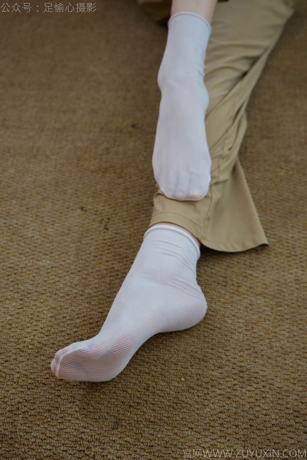 图片[6]-精选足愉心 NO.052 沐晴（搭配：白色吊带、棕色长裤、白色丝袜、运动鞋、裸足）[90P]-草丛看图