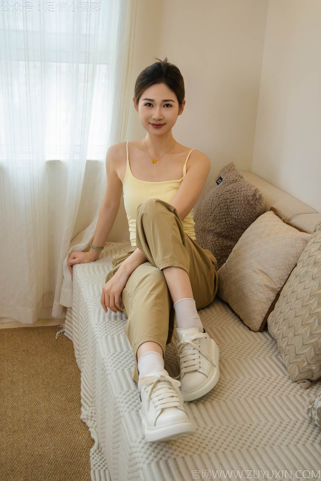 图片[8]-精选足愉心 NO.052 沐晴（搭配：白色吊带、棕色长裤、白色丝袜、运动鞋、裸足）[90P]-草丛看图