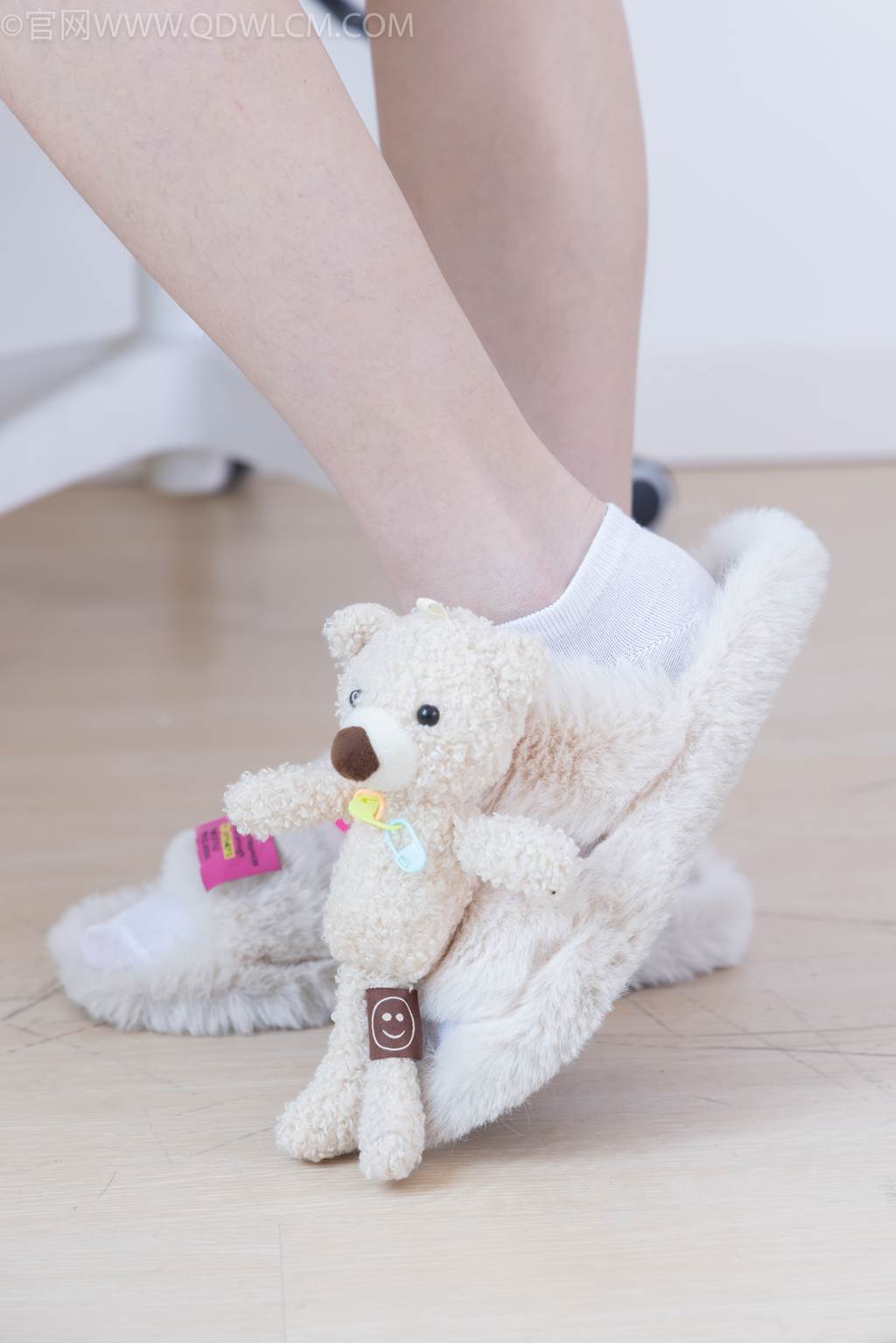 图片[8]-精选勿恋传媒 NO.2439 菜菜-拖鞋、白棉袜[121P]-草丛看图