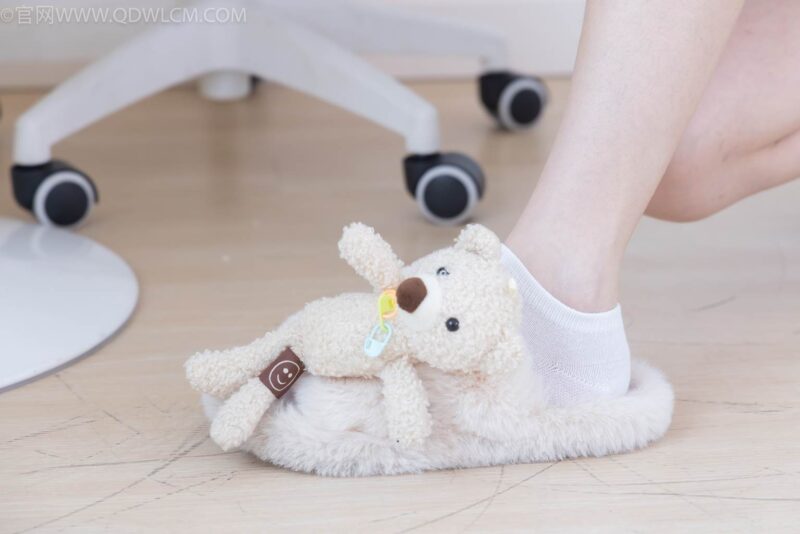 精选勿恋传媒 NO.2439 菜菜-拖鞋、白棉袜[121P]-草丛看图