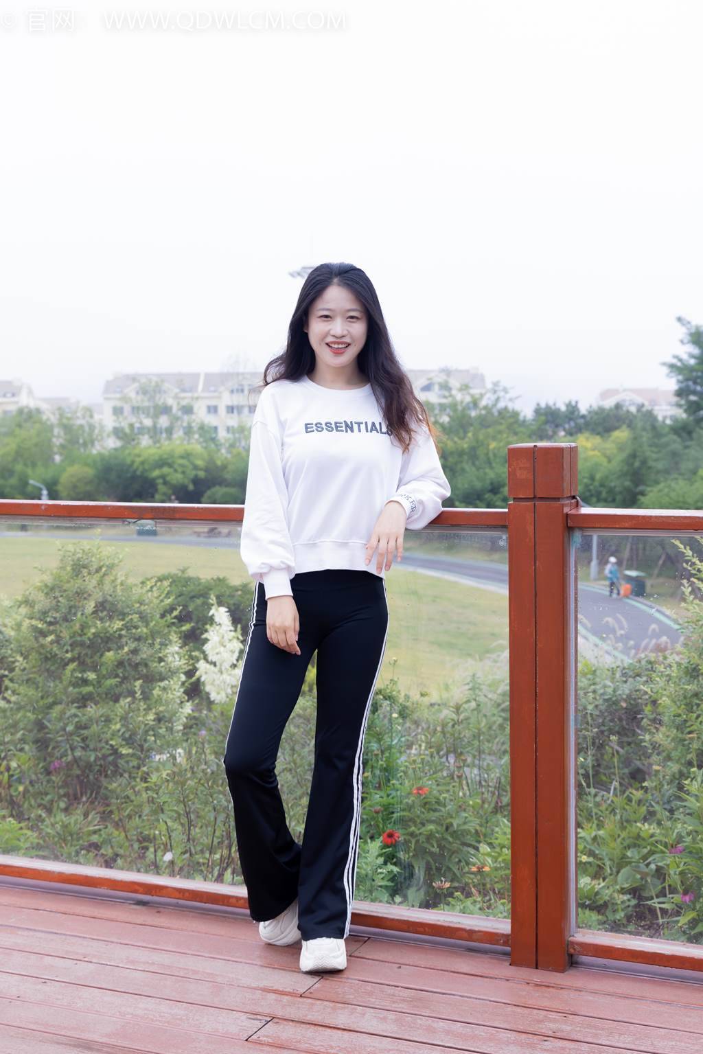 图片[2]-精选勿恋传媒 NO.2458 小紫-运动鞋、白短棉袜、裸足[110P]-草丛看图