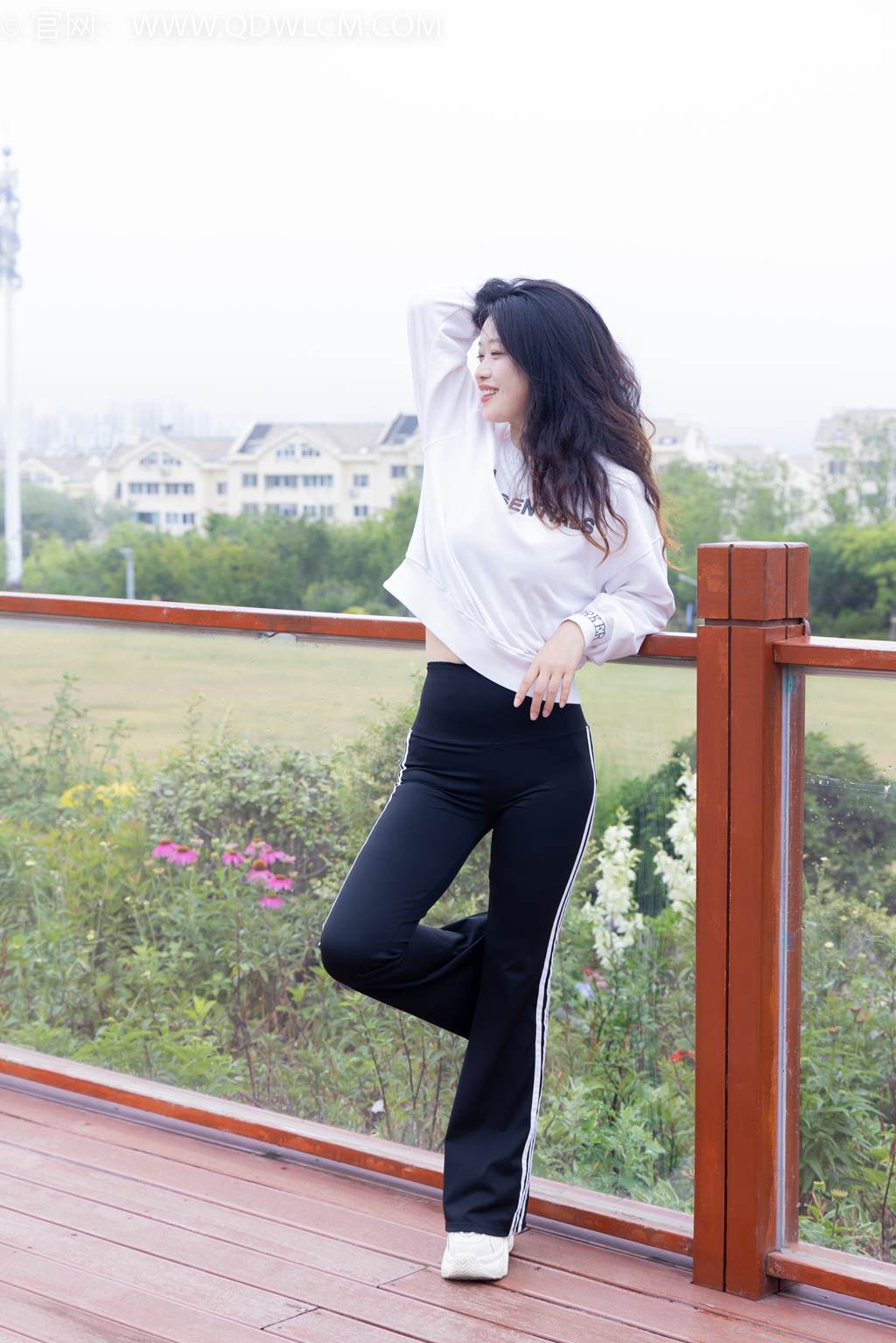 图片[3]-精选勿恋传媒 NO.2458 小紫-运动鞋、白短棉袜、裸足[110P]-草丛看图