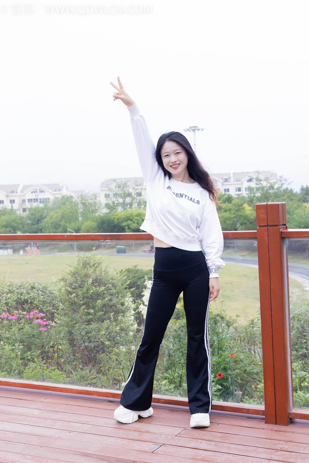 图片[1]-精选勿恋传媒 NO.2458 小紫-运动鞋、白短棉袜、裸足[110P]-草丛看图